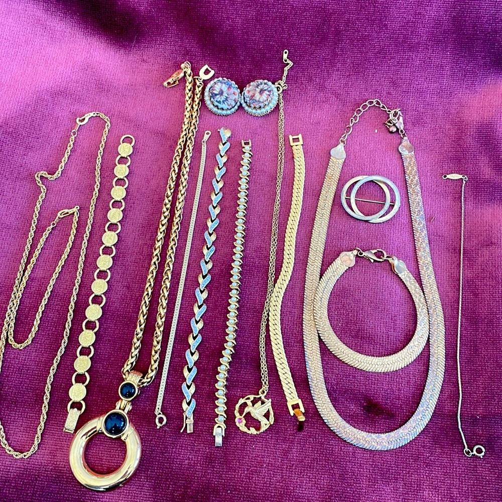 Mixed gold tone jewelry Necklace, Bracelet, earrings & brooch